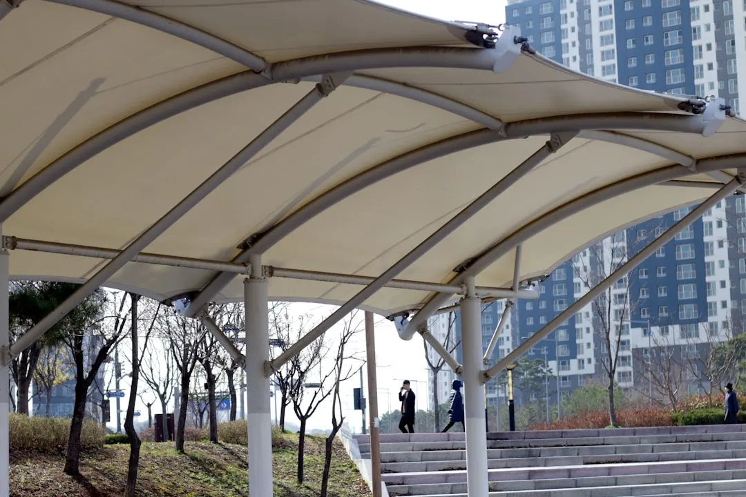 小区膜结构停车棚与传统雨棚的耐用性对比分析正文配图 2
