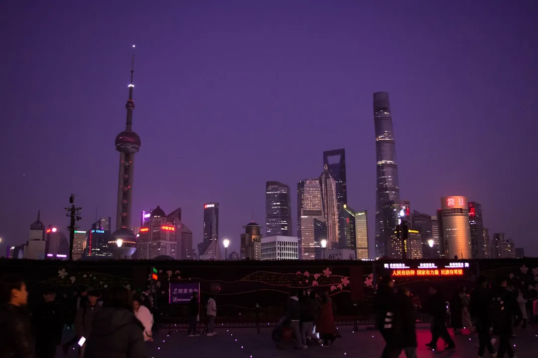 膜结构车棚与普通钢结构车棚对比:哪种更适合小区停车需求正文配图 1